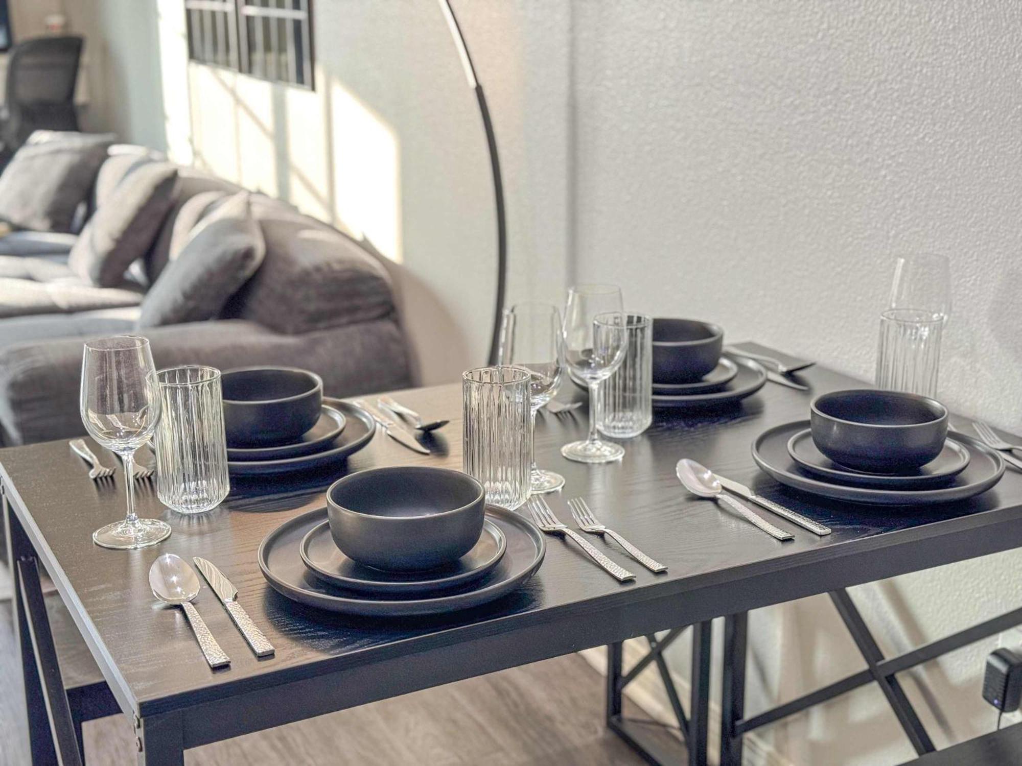 Bright & Spacious In Iconic La Neighborhood-free Parking Apartment *